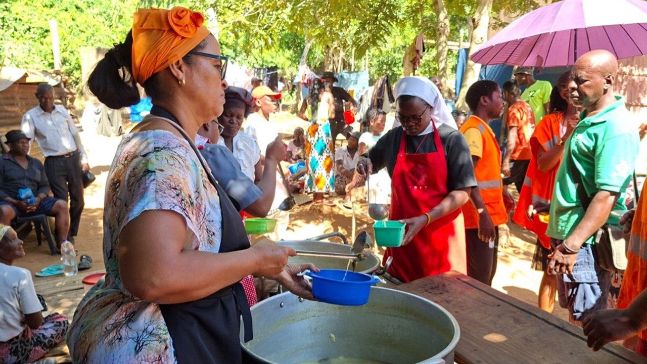 Các nữ tu hỗ trợ nạn nhân lũ lụt  ở Mozambique